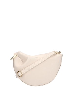 Crèmekleurige leren halfmaans crossbodytas met verstelbare band en gouden ritssluiting en gespdetails op witte achtergrond.