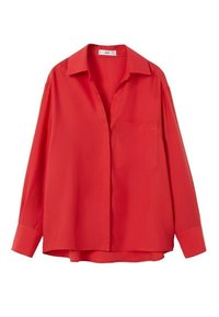 Camicia rossa a maniche lunghe con bottoni, dotata di una tasca sul petto e colletto classico, esposta su uno sfondo bianco.