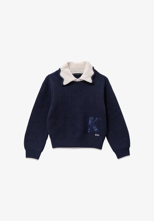 Maglione lavorato a maglia navy con un colletto crema a ondine, una patch a forma di "K" con paillettes e polsini e orlo a costine. Texture morbida con una vestibilità strutturata.