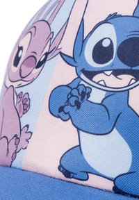 Cappellino con personaggi dei cartoni animati, principalmente blu e rosa. Presenta Stitch e un personaggio alieno. La texture è in tessuto con grafiche stampate.