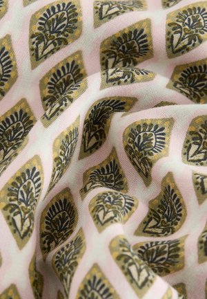 Tissu à motifs avec un design floral en bleu foncé et or sur un fond rose doux, avec une apparence texturée et fluide.