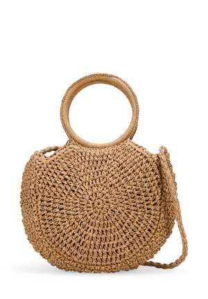 Bolso de paja trenzada en color beige claro. Incluye un asa circular y una correa de hombro desmontable. Superficie texturizada con un patrón en espiral.