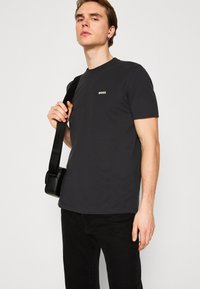 BOSS Basic póló - charcoal