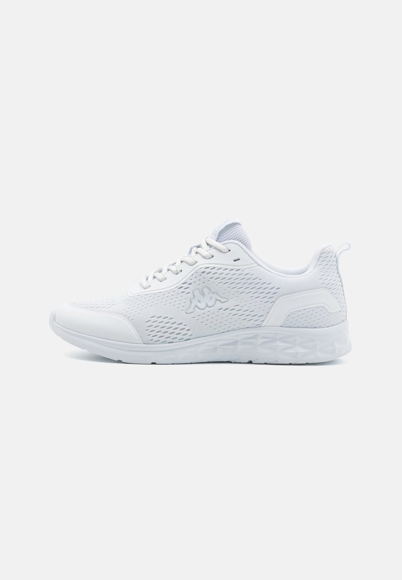 Chaussures de sport blanches avec tige en mesh, semelle en caoutchouc lisse et accents texturés. Dotées de lacets, d'un logo sur le côté et d'un talon rembourré.