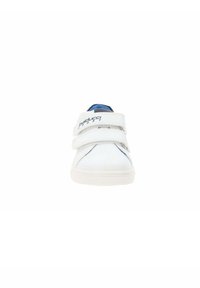 Scarpa sportiva bianca con doppie cinghie in Velcro, punta arrotondata, rivestimento interno blu, suola testurizzata e marchio sulla cinghia.