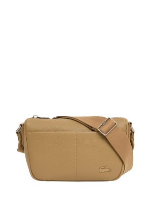 Borsa a tracolla color cuoio con tracolla in tessuto regolabile e piccolo logo coccodrillo impresso nell'angolo inferiore destro.