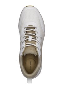 Beige und weiße Sportschuh mit glattem Außenmaterial, strukturiertem Mesh-Obermaterial, auffälliger Schnürung und einer Zuglasche an der Ferse.