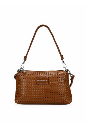 Bolso de hombro de cuero trenzado marrón con correa desmontable y herrajes en tono plateado, etiquetado con "BOSANOVA" en el centro delantero.