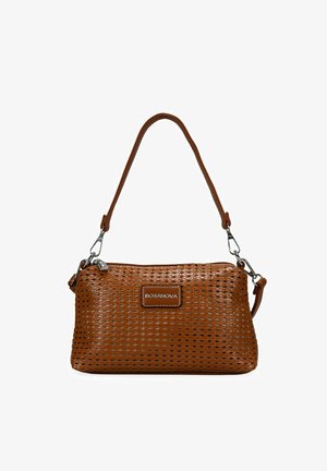 Bolso de hombro de cuero trenzado marrón con correa desmontable y herrajes en tono plateado, etiquetado con "BOSANOVA" en el centro delantero.