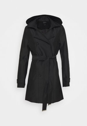 Czarny płaszcz trench z kapturem, podwójnie zapinany na guziki, z paskiem w talii, długimi rękawami i gładką fakturą.