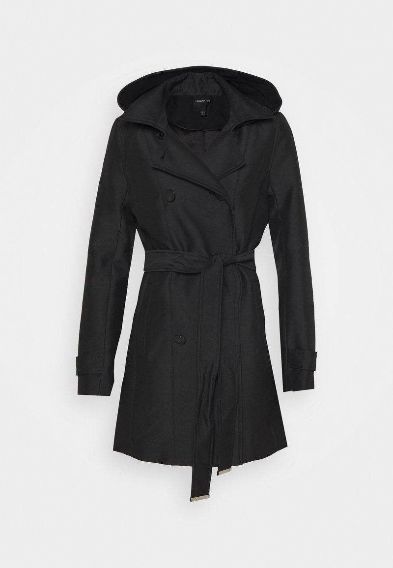 Černý trenčkot s kapucí, dvouřadové zapínání na knoflíky, páskový pas, dlouhé rukávy a jemná textura.