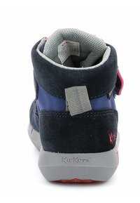 Botín de ante azul marino con forro de malla gris, acento rosa y suela de goma gris. Cuenta con una pestaña de tela en el talón para facilitar el uso.