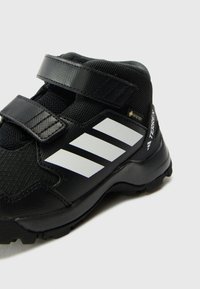 Adidas Terrex TERREX SKYCHASER UNISEX - Túracipők - core black/white/semi impact orange
