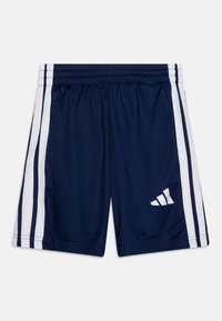 Pantalones cortos deportivos en color rojo marino con franjas laterales blancas, cinturilla elástica y un detalle de logo blanco. La tela parece suave con un diseño ligero.