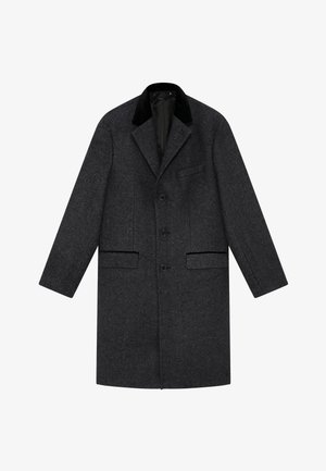 Abrigo de mezcla de lana en patrón de espiga en gris oscuro, con un cuello de terciopelo negro, dos bolsillos frontales y tres botones en el frente.