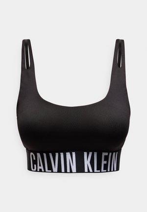 Μαύρο αθλητικό σουτιέν Calvin Klein με φαρδιές τιράντες και ελαστική ζώνη με το λογότυπο κάτω από το στήθος σε λευκό φόντο.