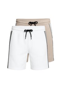 Un paio di pantaloni corti bianchi e beige, realizzati in tessuto morbido, con vita elasticizzata, cordini regolabili e righe laterali a contrasto.