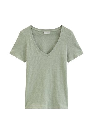 Hellgrünes T-Shirt mit kurzen Ärmeln und V-Ausschnitt, feine Struktur und kleinem Halslabel mit der Aufschrift "Marc O'Polo".