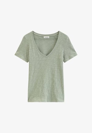 Hellgrünes T-Shirt mit kurzen Ärmeln und V-Ausschnitt, feine Struktur und kleinem Halslabel mit der Aufschrift "Marc O'Polo".