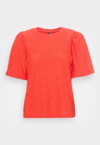 Blouse rouge à manches courtes avec un col rond, présentant des détails en œillet et des manches légèrement bouffantes. Texture lisse, design décontracté.