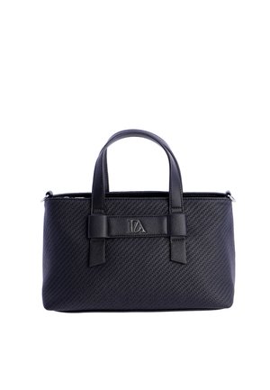 Bolso de mano negro con textura, con dos asas y un logotipo plateado DA en una tira de cuero horizontal en el frente.