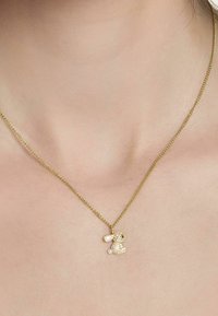 Collana in oro con pendente a forma di coniglio, arricchita da accenti brillanti e un dettaglio in perla.