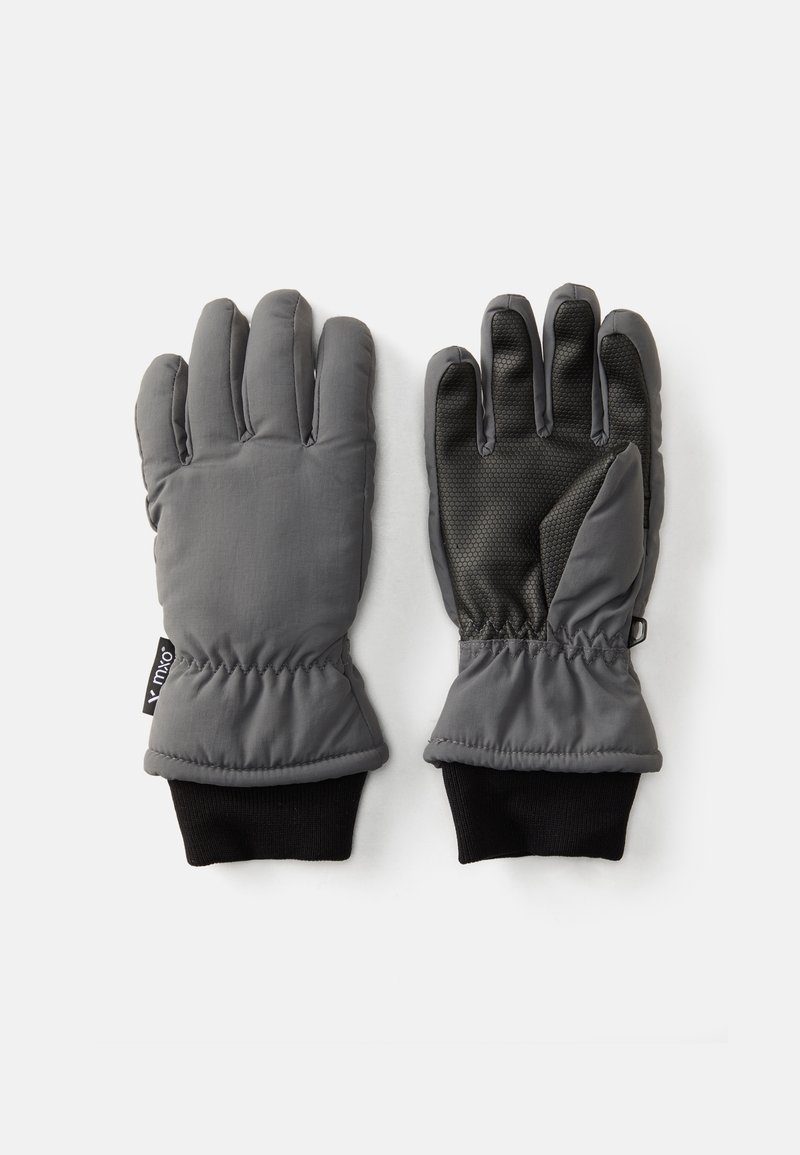 Mănuși izolate de culoare gri, cu un exterior moale și căptușit și palme negre texturate. Au manșete elastice la încheietură pentru o fixare strânsă și un etichetă de brand.