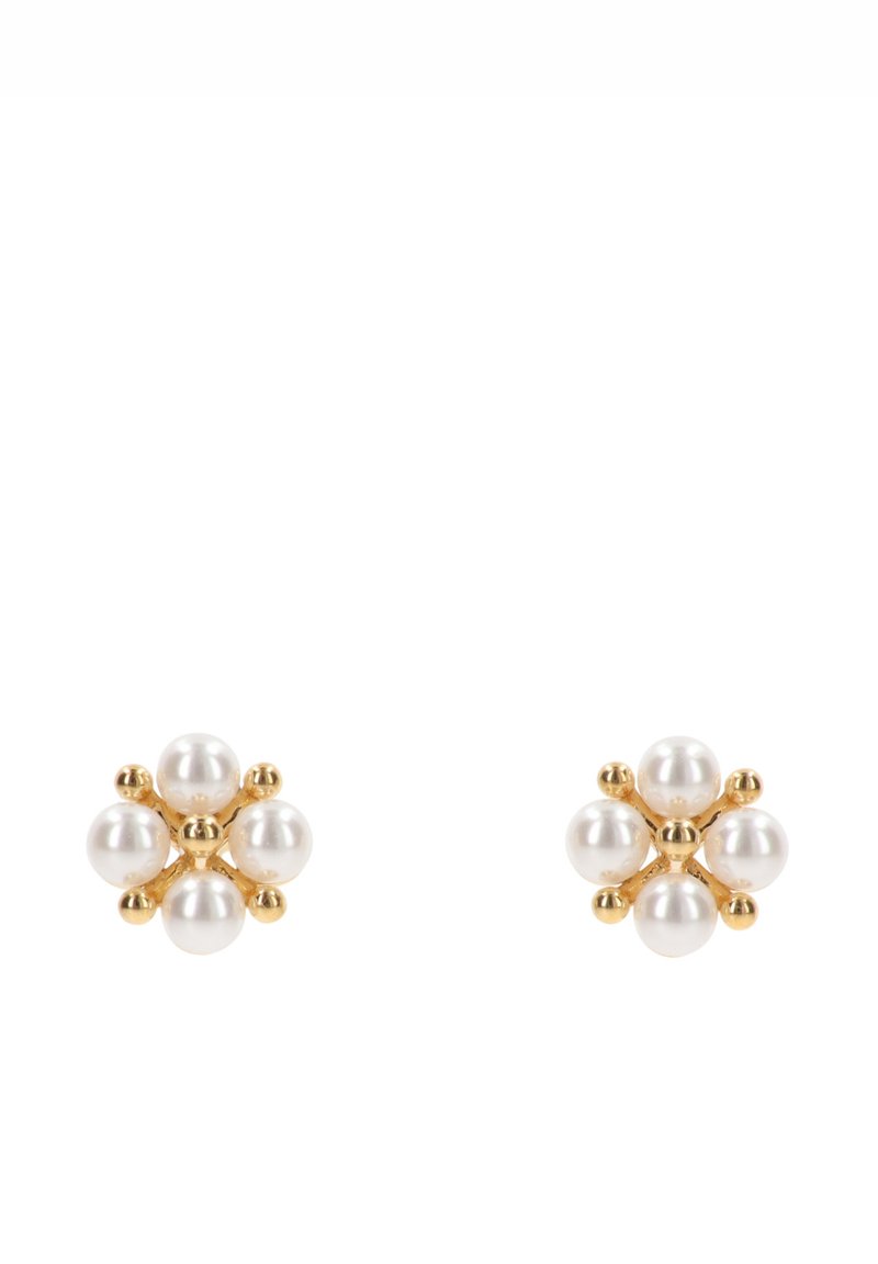 Kolczyki na sztyfcie w kolorze złota, z sześcioma białymi perłami ułożonymi w kształt kwiatu, z teksturowanymi metalowymi akcentami podkreślającymi ich wzór.