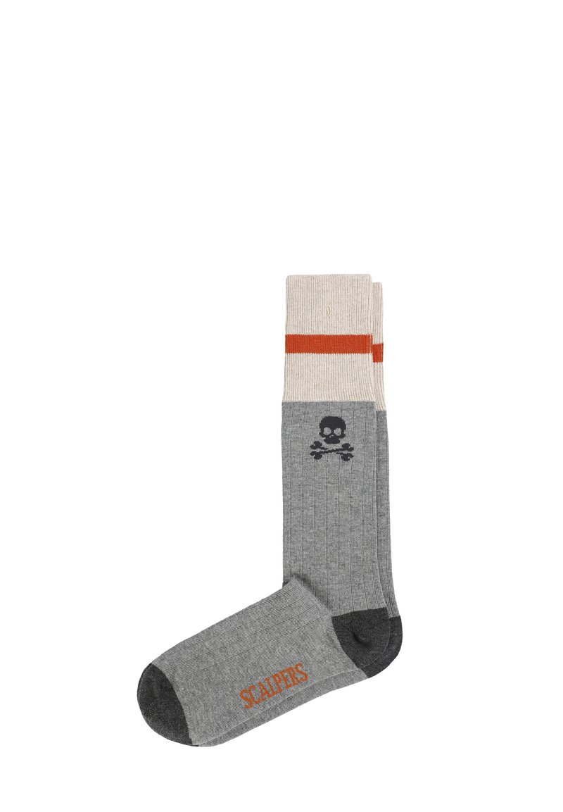 Calcetines acanalados grises y beige con una franja naranja; presentan un diseño de calavera y huesos en negro y una marca en naranja.