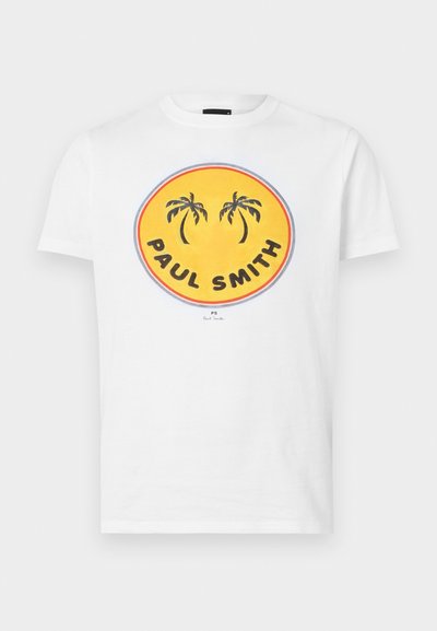 Baltās kokvilnas t-kreklu, kas izceļas ar lielu apļveida grafiku ar dzeltenu fona, palmu kokiem un "PAUL SMITH" treknajiem melnajiem burtiem.
