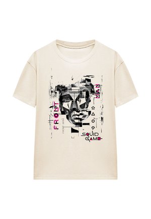 Cremefarbendes Baumwoll-T-Shirt mit einem grafischen Druck eines stilisierten Gesichts und geometrischen Formen in Schwarz und Pink, mit dem Text "FRONT MAN" und "SQUID GAME."