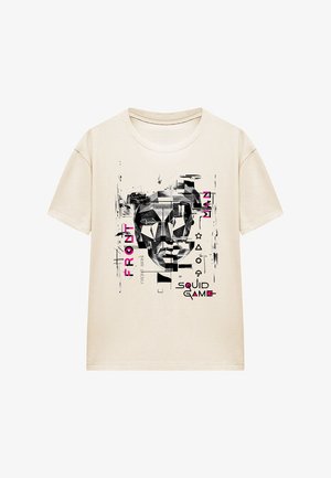 Cremefarbendes Baumwoll-T-Shirt mit einem grafischen Druck eines stilisierten Gesichts und geometrischen Formen in Schwarz und Pink, mit dem Text "FRONT MAN" und "SQUID GAME."