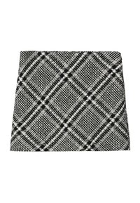 Jupe à carreaux noir et blanc, en tissu texturé avec un motif carré. Les bords sont droits, sans matériel ou accents visibles.