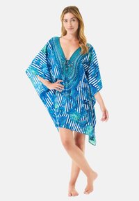 Caftán azul con estampado de hojas tropicales y rayas, con cuello en V. Tejido ligero y fluido con un corte relajado.