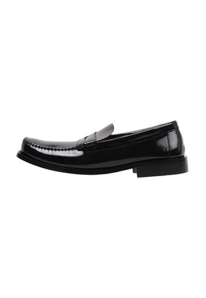Mocasín de hombre tipo penny loafer de cuero negro con acabado brillante, tacón bajo y costuras clásicas a lo largo de la puntera y los laterales.