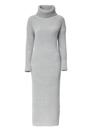 Lang, tætsiddende, grå ribstrikket sweaterkjole med høj, foldet rullekrave og lange ærmer, med en sidesprække for bevægelsesfrihed.