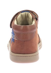 Stivaletto in pelle marrone con finitura testurizzata, dettaglio a stella blu, suola beige e interno imbottito. Presenta una cerniera laterale per una facile calzata.