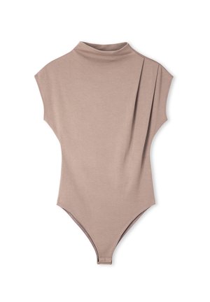 Body s krátkým rukávem vyrobený z jemné béžové látky, se stojáčkem, drapovaným detailem na rameni a přiléhavým střihem s brazilským výstřihem.