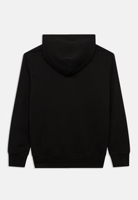 Μαύρο φούτερ με μαλακό ύφασμα, με κουκούλα που δένει με κορδόνι, μακριά μανίκια και ριμπ μανσέτες και τελείωμα. Απλός σχεδιασμός, χωρίς ορατά σχέδια.