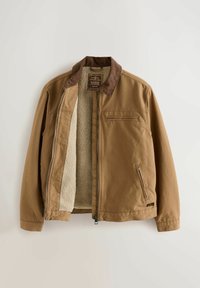 Chaqueta de algodón marrón con cuello de pana, forro de forro polar y cierres frontales con cremallera. Presenta bolsillos laterales y en el pecho. Diseño casual.
