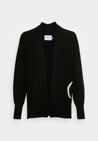 Černý pletený cardigan s otevřeným předním dílem. Má žebrovanou strukturu a bílý měsíčkový detail na levém rukávu. Dlouhé rukávy, ležérní design.