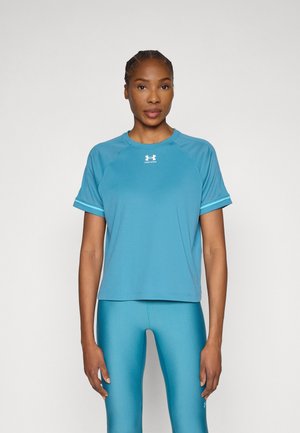 Kék atlétikai póló rövid ujjakkal és kerek nyakkivágással. Hálószerű textúrával és fehér logóval a mellkason. Hozzáillő leggingsszel párosítva.