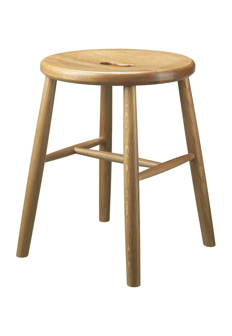 Holzhocker mit runder, glatter Sitzfläche und einem Griffauschnitt; vier konisch zulaufende Beine und eine horizontale Stütze; helle, natürliche Holzoberfläche.