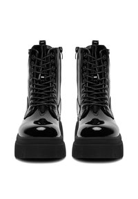Czarne lakierowane botki za kostkę z sznurowanym przodem, bocznymi zamkami błyskawicznymi, grubą gumową podeszwą i teksturowanym wykończeniem na obcasach.