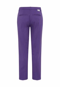 Pantalon violet à coupe droite, avec deux poches arrière et une texture lisse. Dispose d'une petite étiquette de marque sur la ceinture.