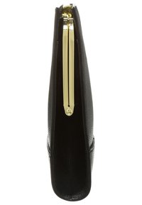 Svart faux läderkuvert med en texturerad yta, spänne i guldton och smal profil. Inuti är det fodrat med svart tyg.