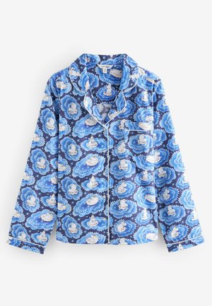 Maglietta da pigiama blu con maniche lunghe, caratterizzata da un motivo di nuvole e personaggi bianchi e soffici su uno sfondo blu scuro. Accenti in blu chiaro.