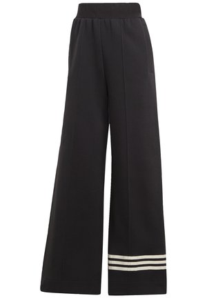 Czarne spodnie o szerokich nogawkach z wysokim stanem i trzema białymi poziomymi paskami przy dolnej części lewej nogawki.