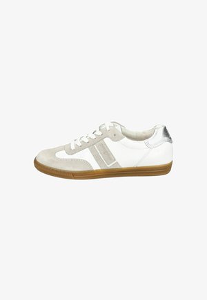 Weißer Sneaker mit grauen Wildlederakzenten, silbernem Fersenbereich und Gummisohle. Verfügt über ein Schnürdesign und strukturierte Paneele an der Seite.