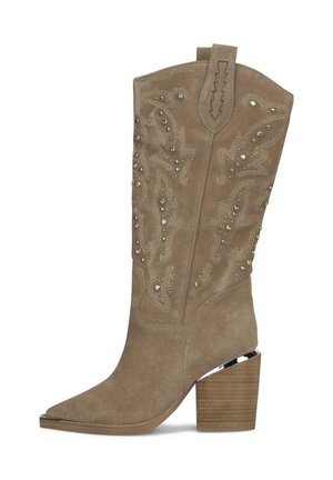 Bota western de ante color tostado hasta media caña con costuras decorativas, tachuelas plateadas, puntera puntiaguda y tacón ancho apilado con detalle metálico.